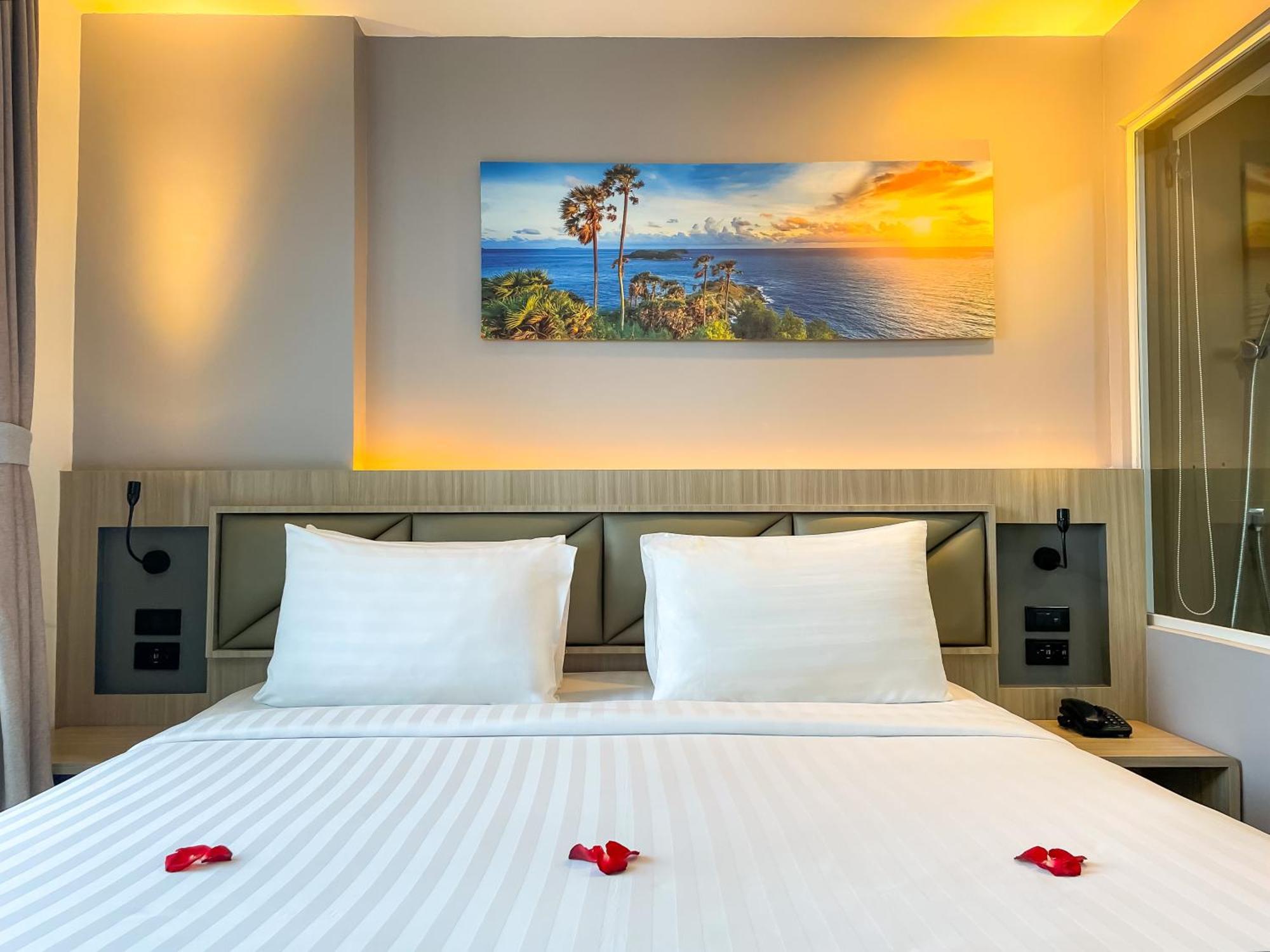 Clarian Hotel Beach Patong Buitenkant foto