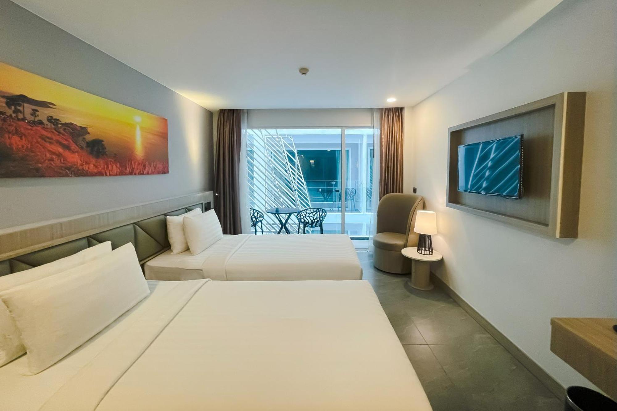 Clarian Hotel Beach Patong Buitenkant foto
