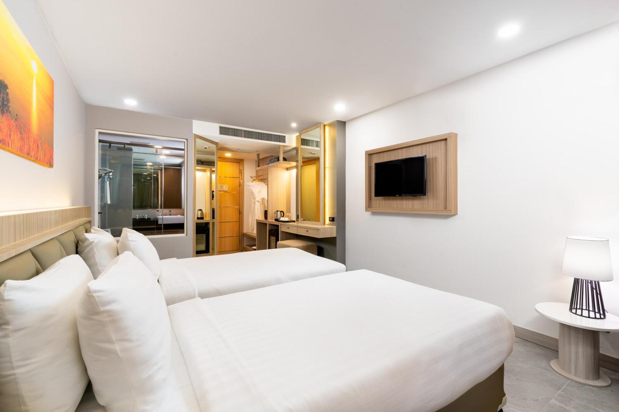 Clarian Hotel Beach Patong Buitenkant foto