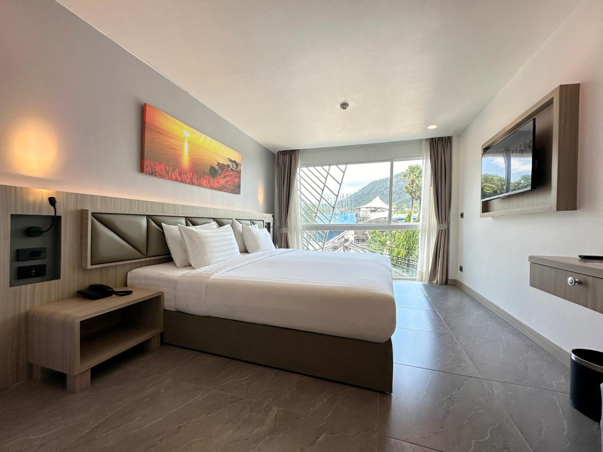 Clarian Hotel Beach Patong Buitenkant foto