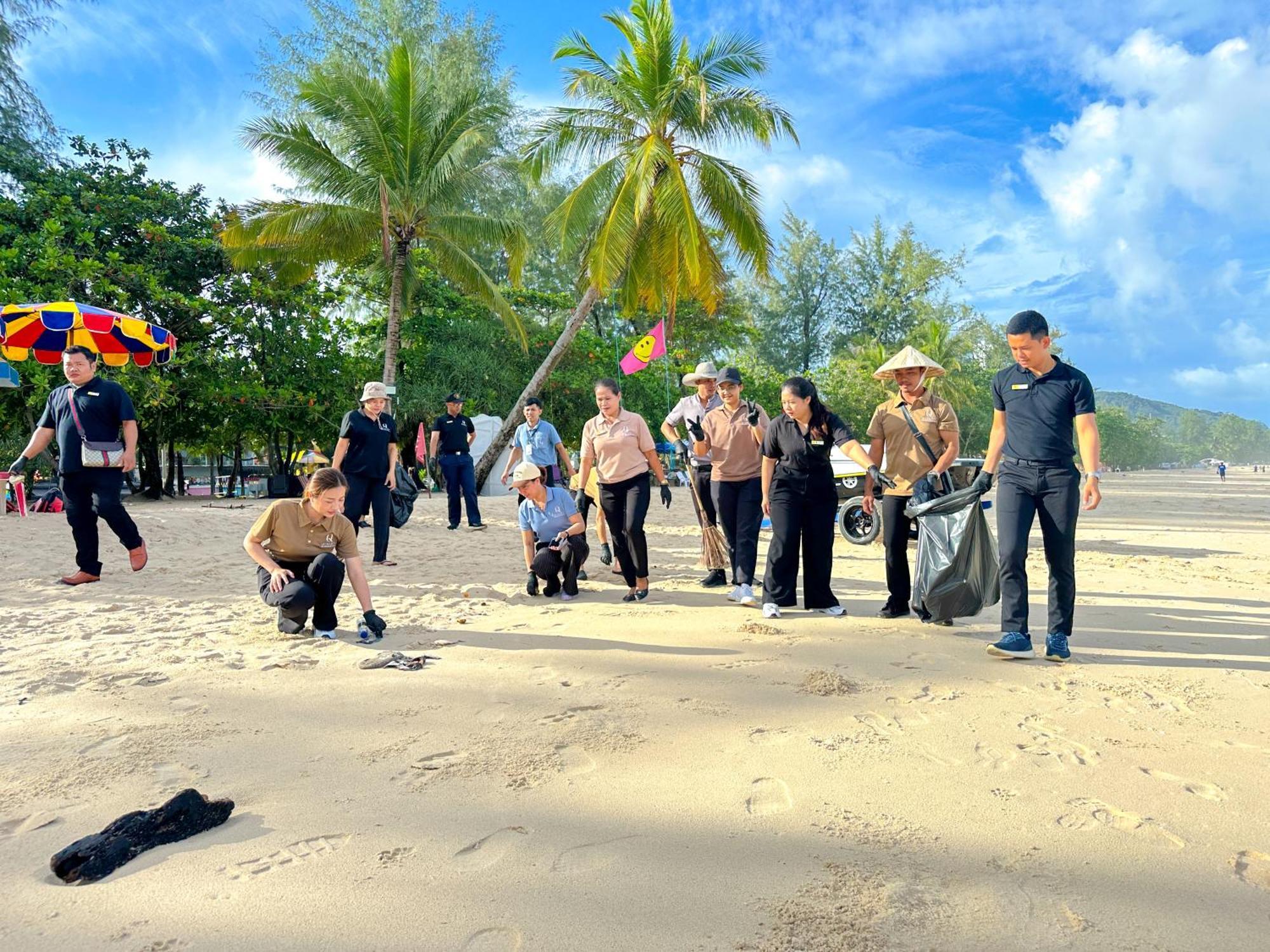 Clarian Hotel Beach Patong Buitenkant foto