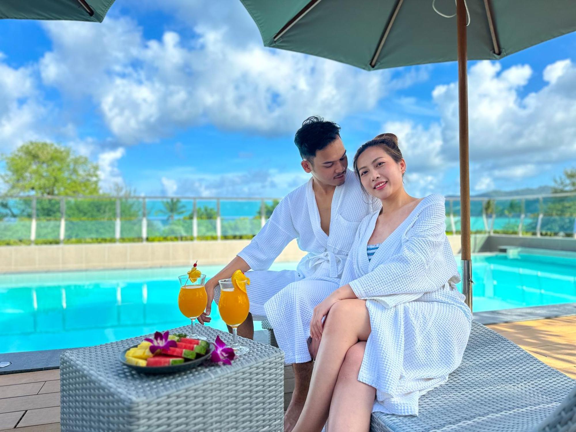 Clarian Hotel Beach Patong Buitenkant foto