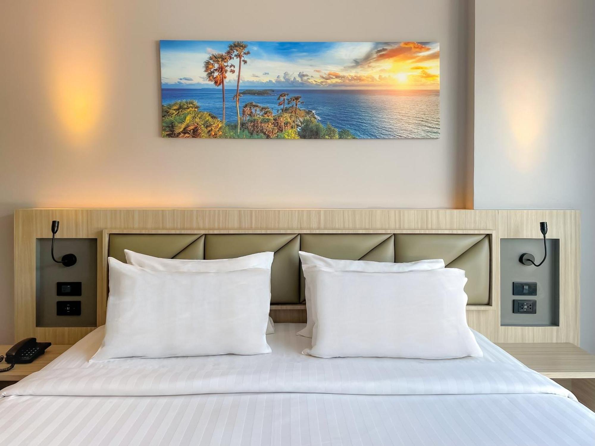Clarian Hotel Beach Patong Buitenkant foto