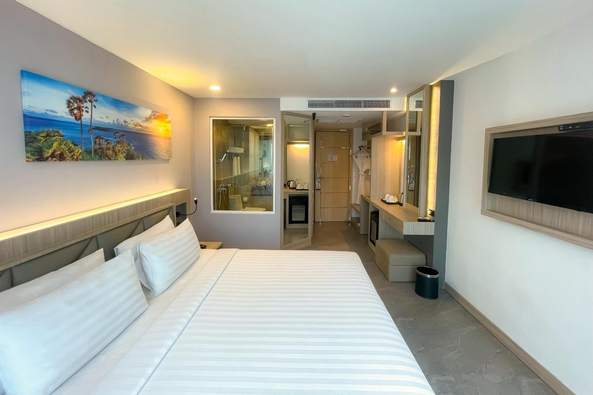 Clarian Hotel Beach Patong Buitenkant foto