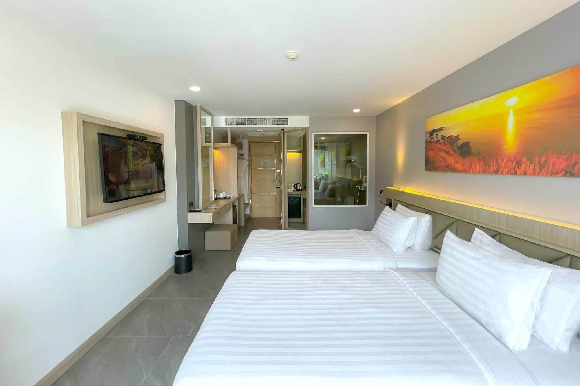 Clarian Hotel Beach Patong Buitenkant foto