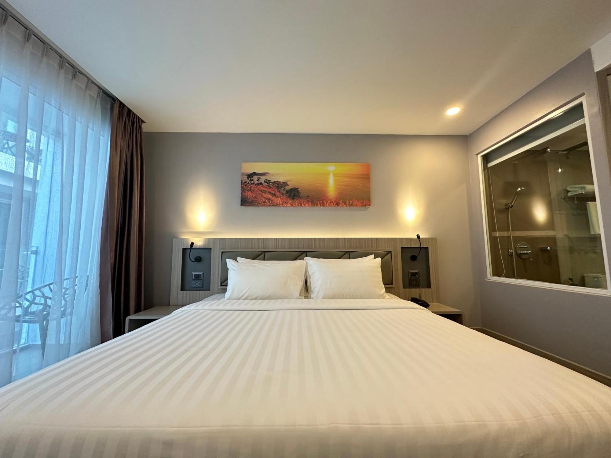 Clarian Hotel Beach Patong Buitenkant foto