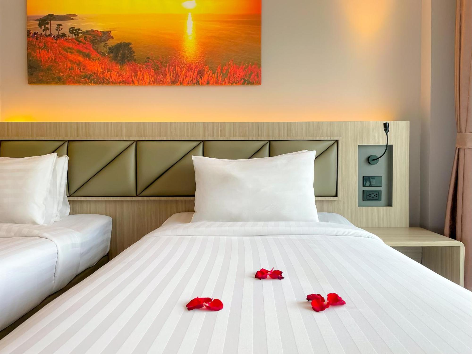 Clarian Hotel Beach Patong Buitenkant foto