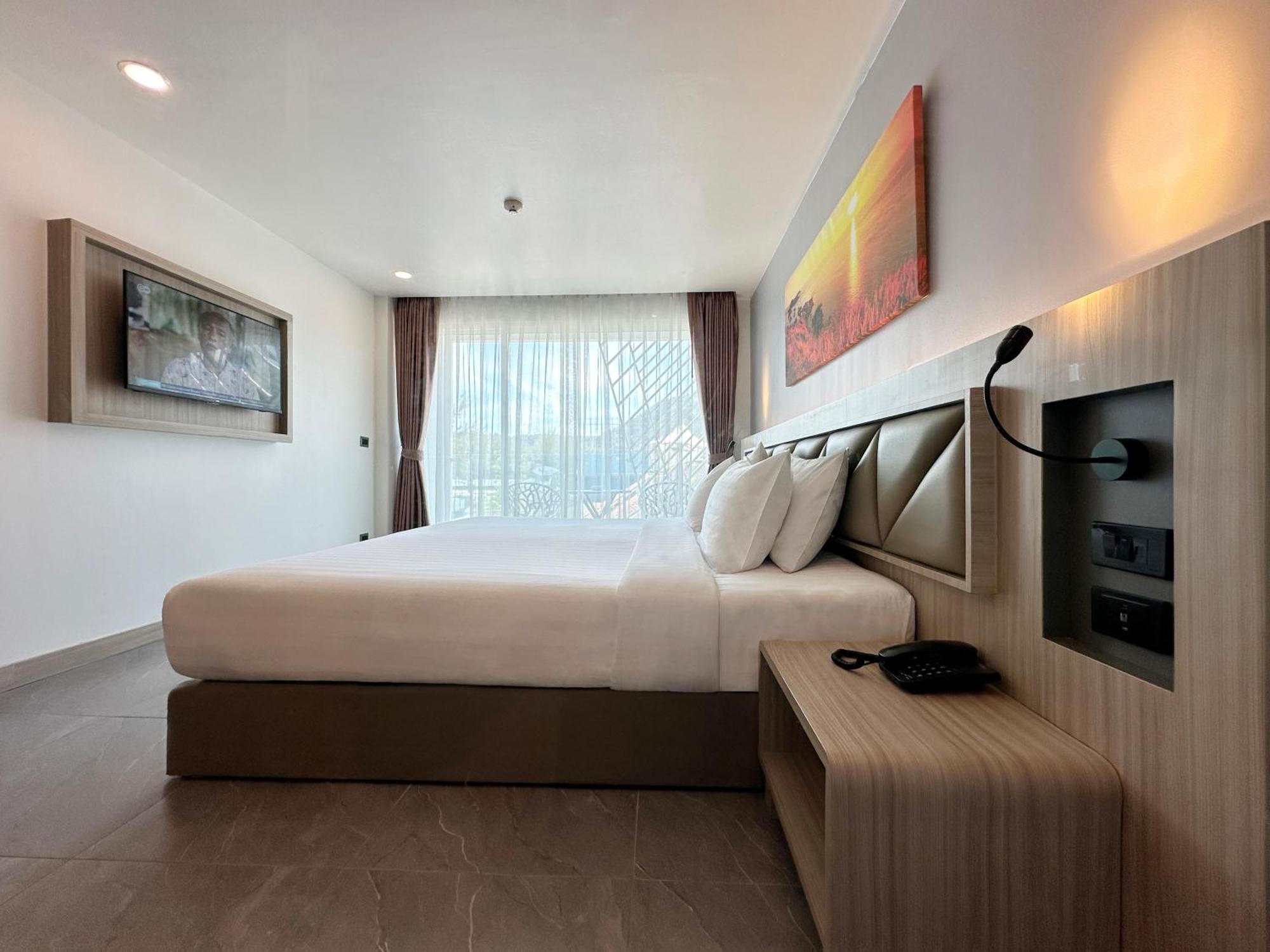 Clarian Hotel Beach Patong Buitenkant foto