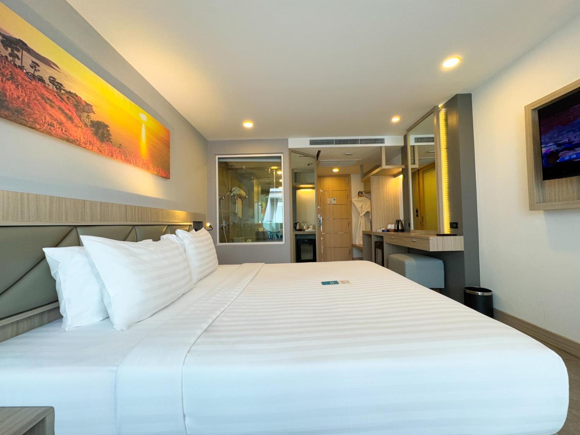 Clarian Hotel Beach Patong Buitenkant foto