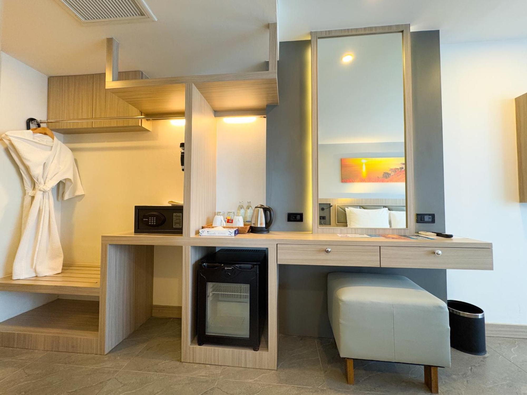 Clarian Hotel Beach Patong Buitenkant foto