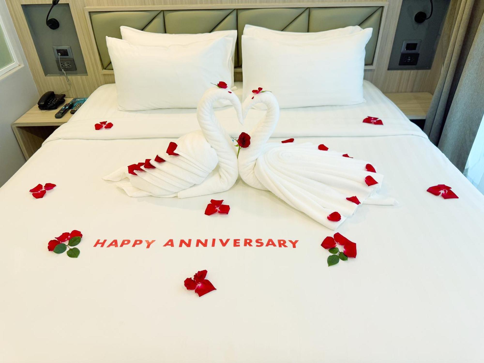 Clarian Hotel Beach Patong Buitenkant foto