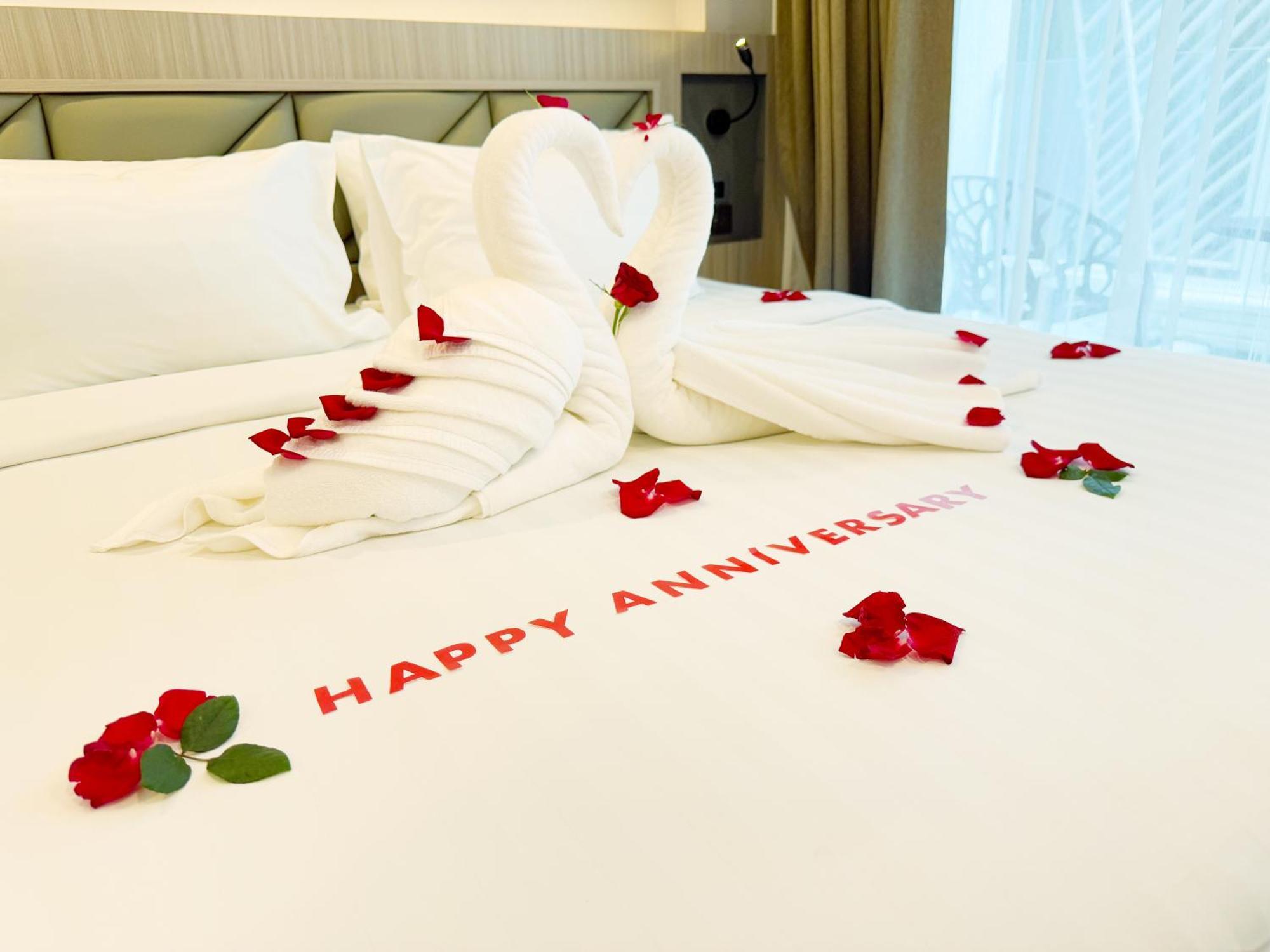 Clarian Hotel Beach Patong Buitenkant foto