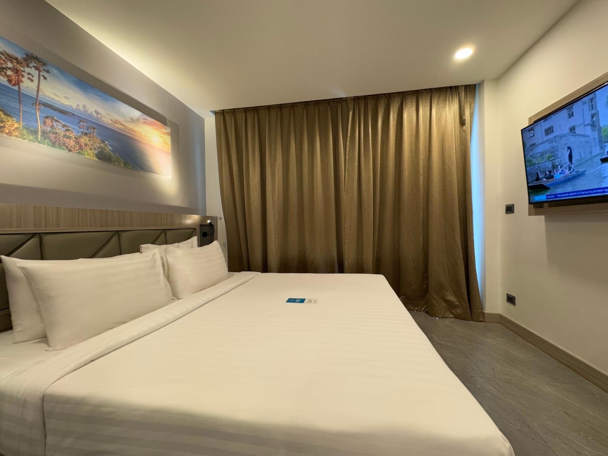 Clarian Hotel Beach Patong Buitenkant foto