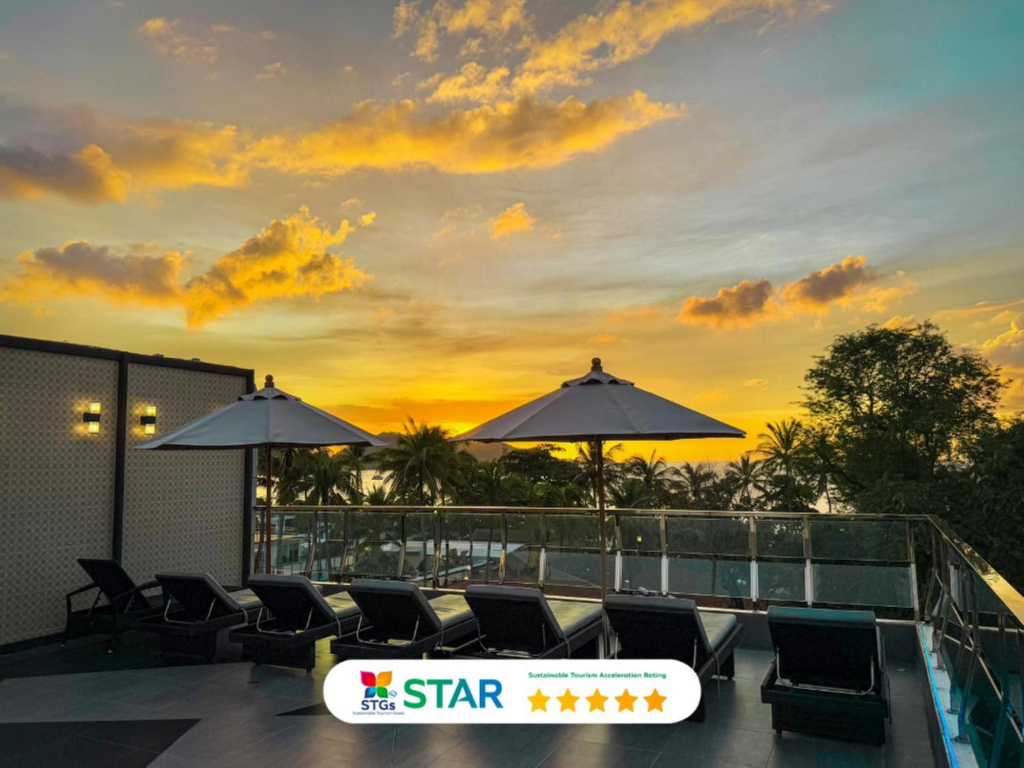 Clarian Hotel Beach Patong Buitenkant foto