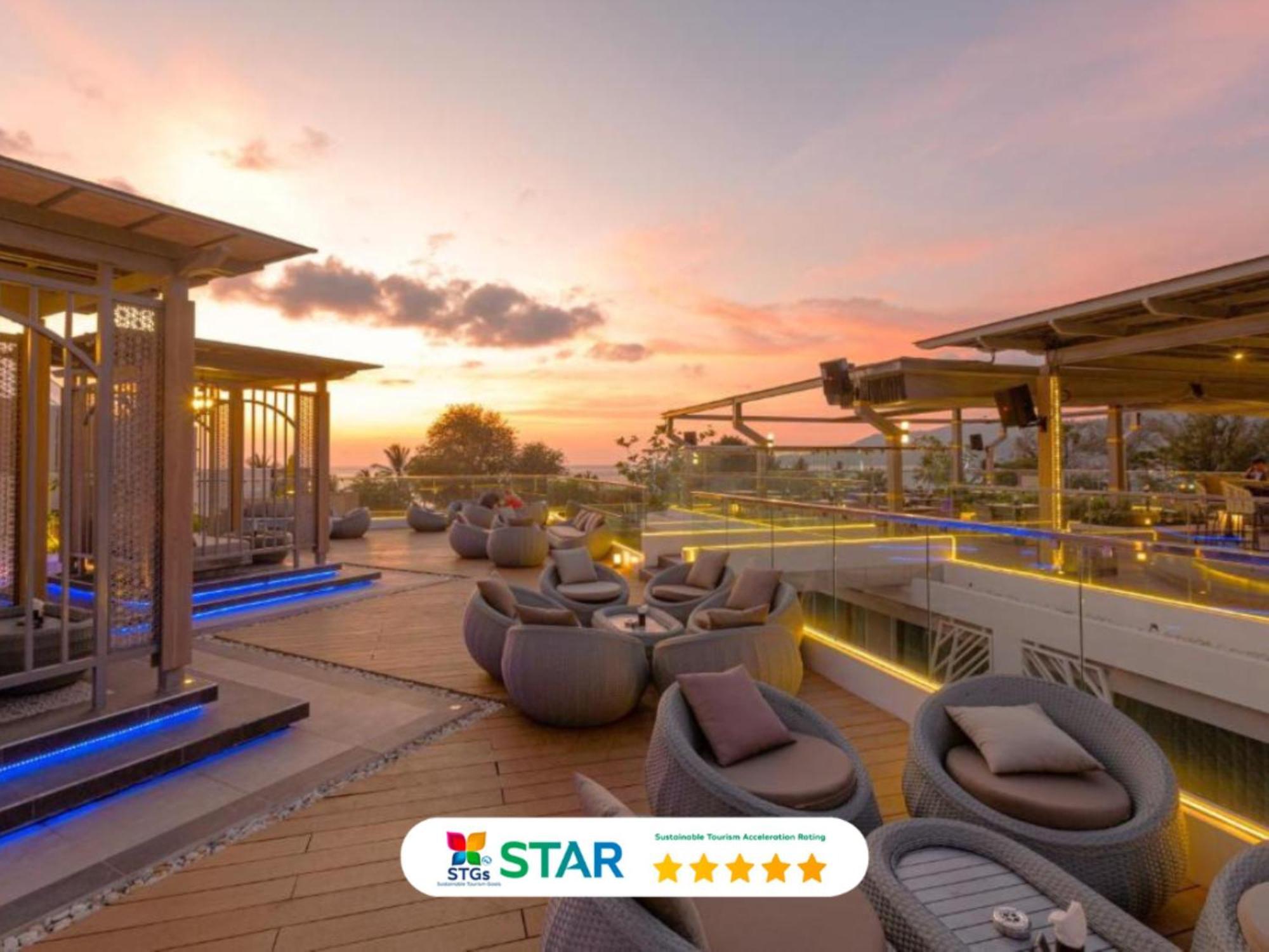 Clarian Hotel Beach Patong Buitenkant foto