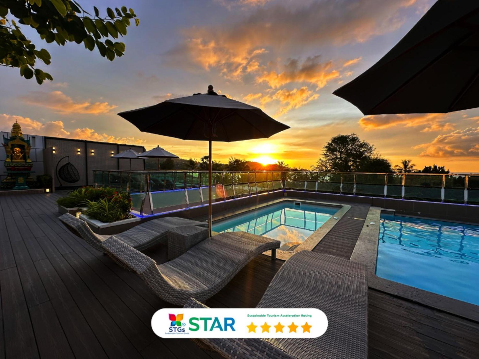 Clarian Hotel Beach Patong Buitenkant foto