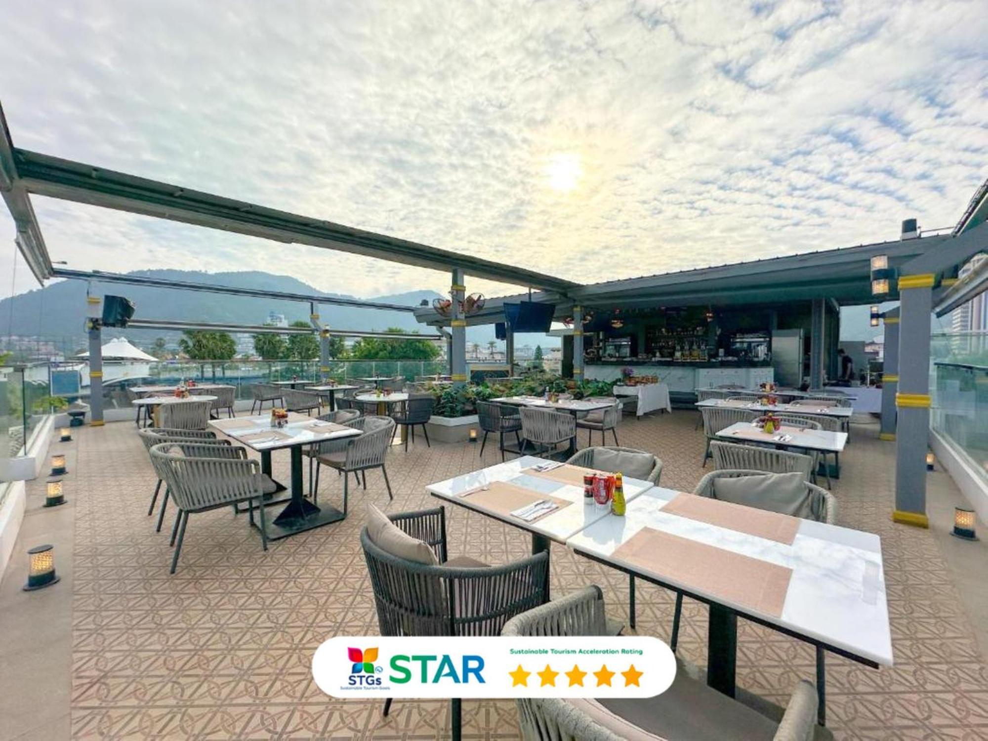 Clarian Hotel Beach Patong Buitenkant foto