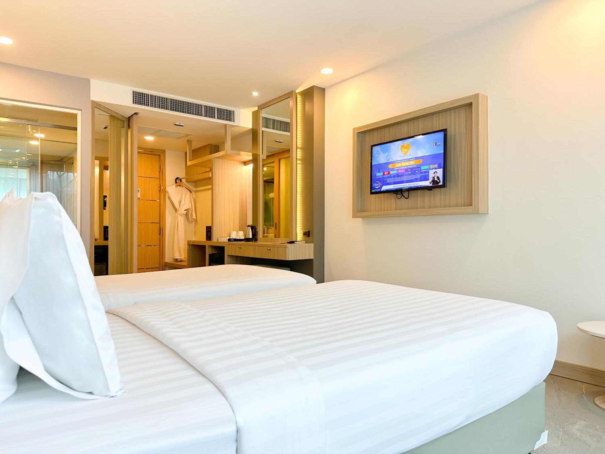 Clarian Hotel Beach Patong Buitenkant foto