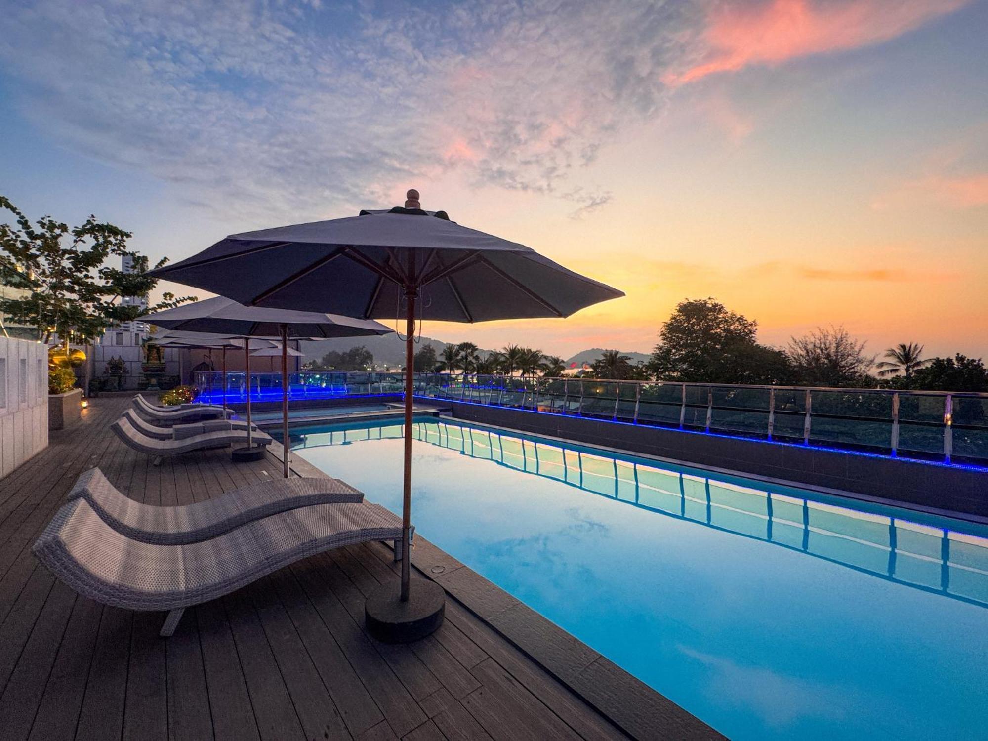 Clarian Hotel Beach Patong Buitenkant foto