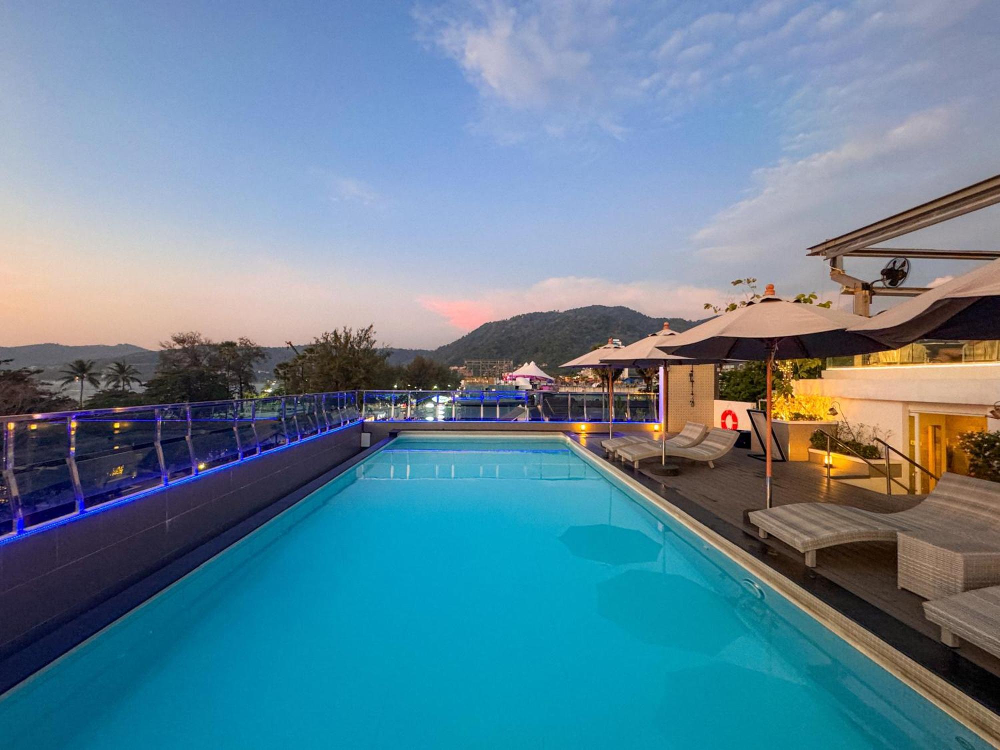 Clarian Hotel Beach Patong Buitenkant foto