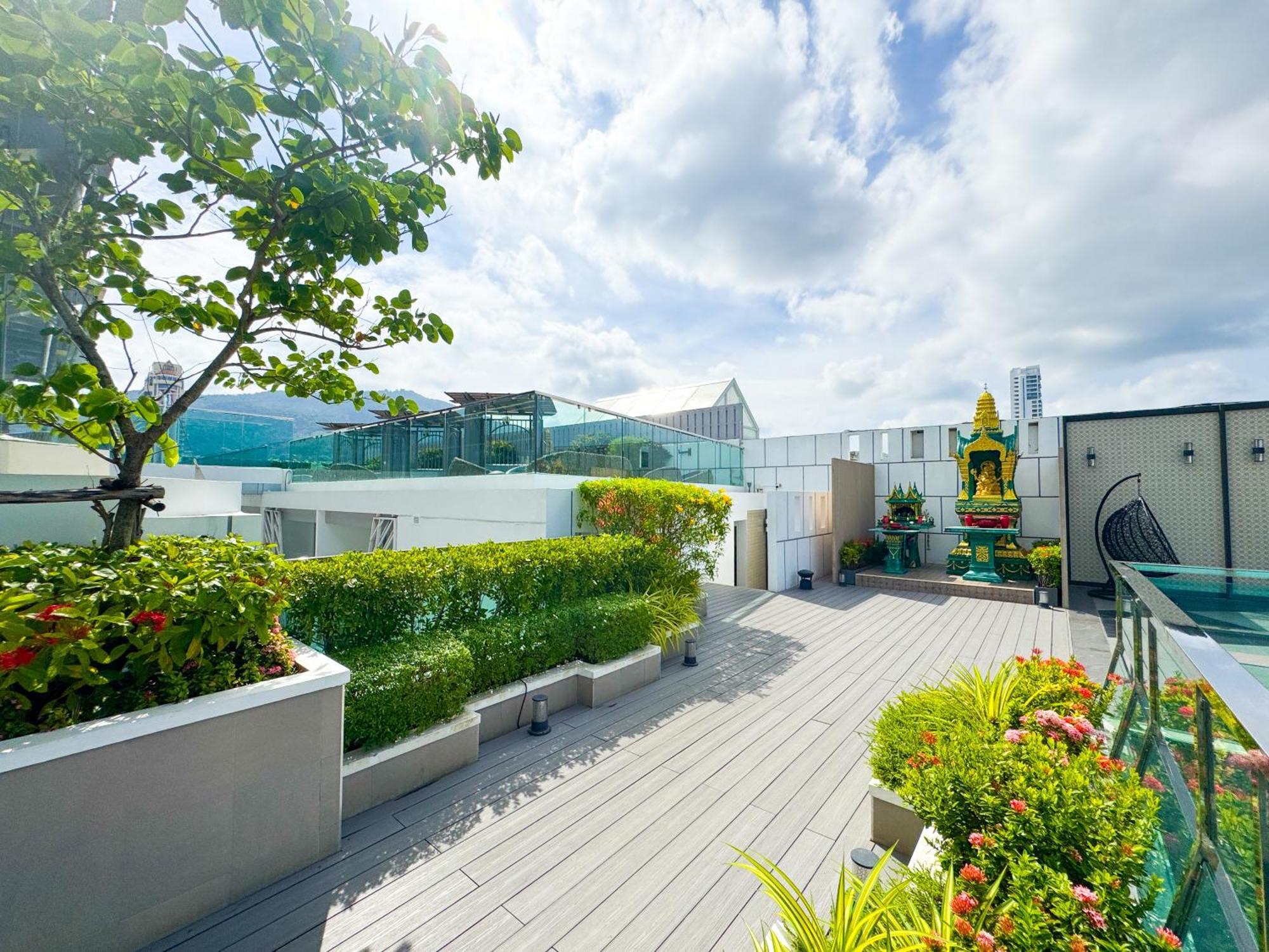 Clarian Hotel Beach Patong Buitenkant foto