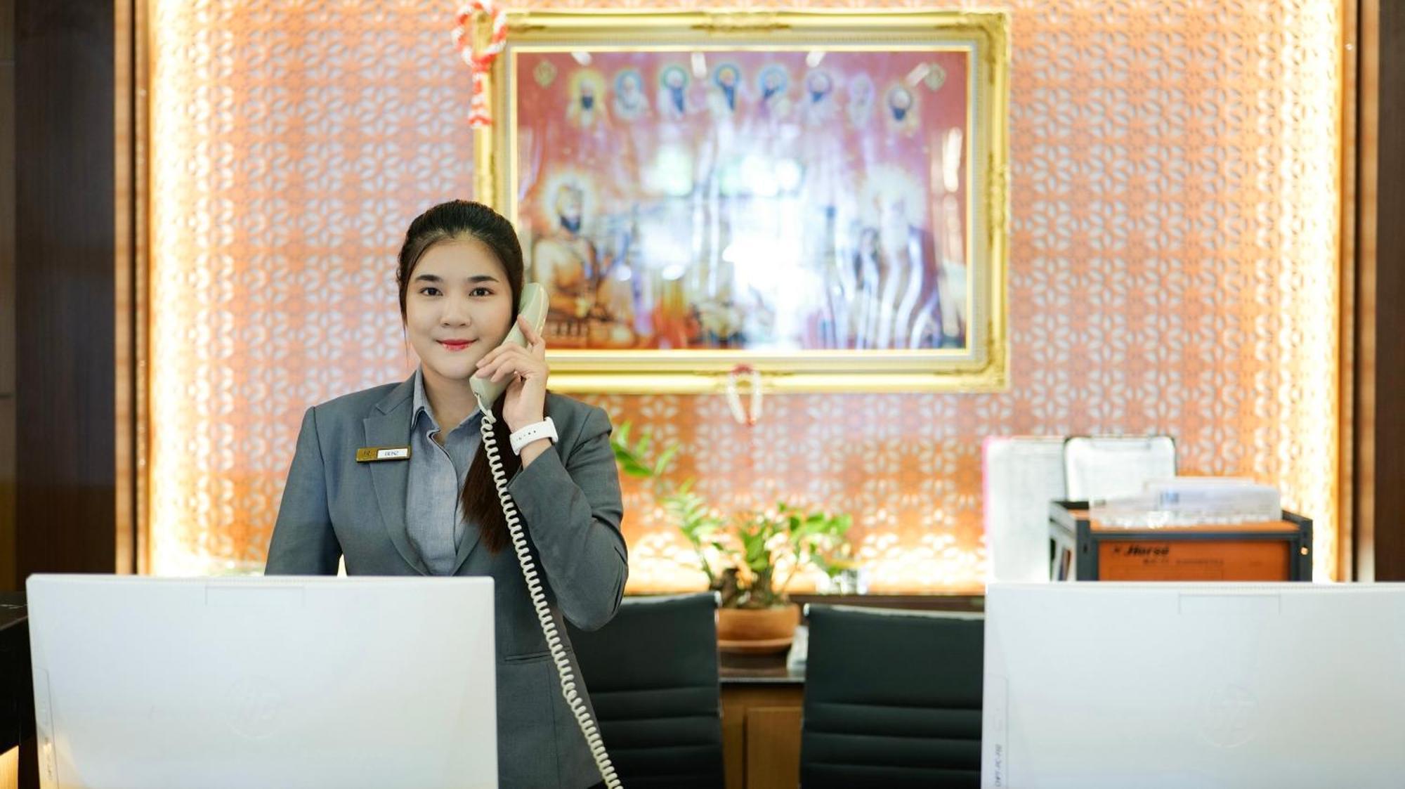 Clarian Hotel Beach Patong Buitenkant foto