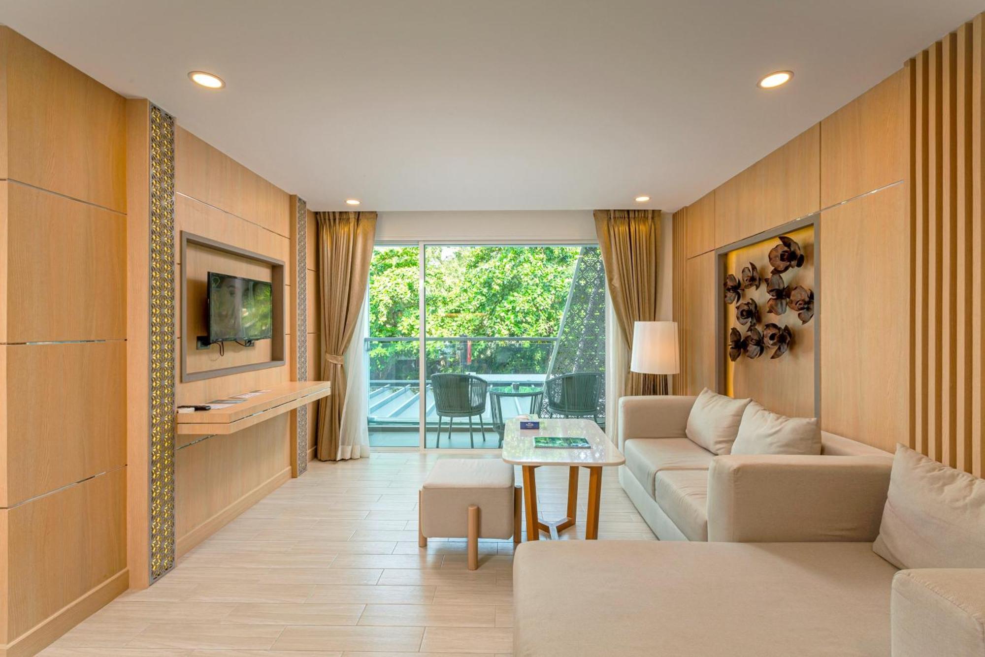 Clarian Hotel Beach Patong Buitenkant foto