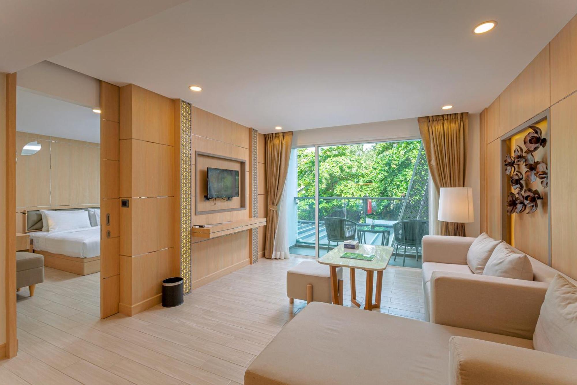 Clarian Hotel Beach Patong Buitenkant foto